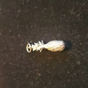 🍍 Pineapple Pendant